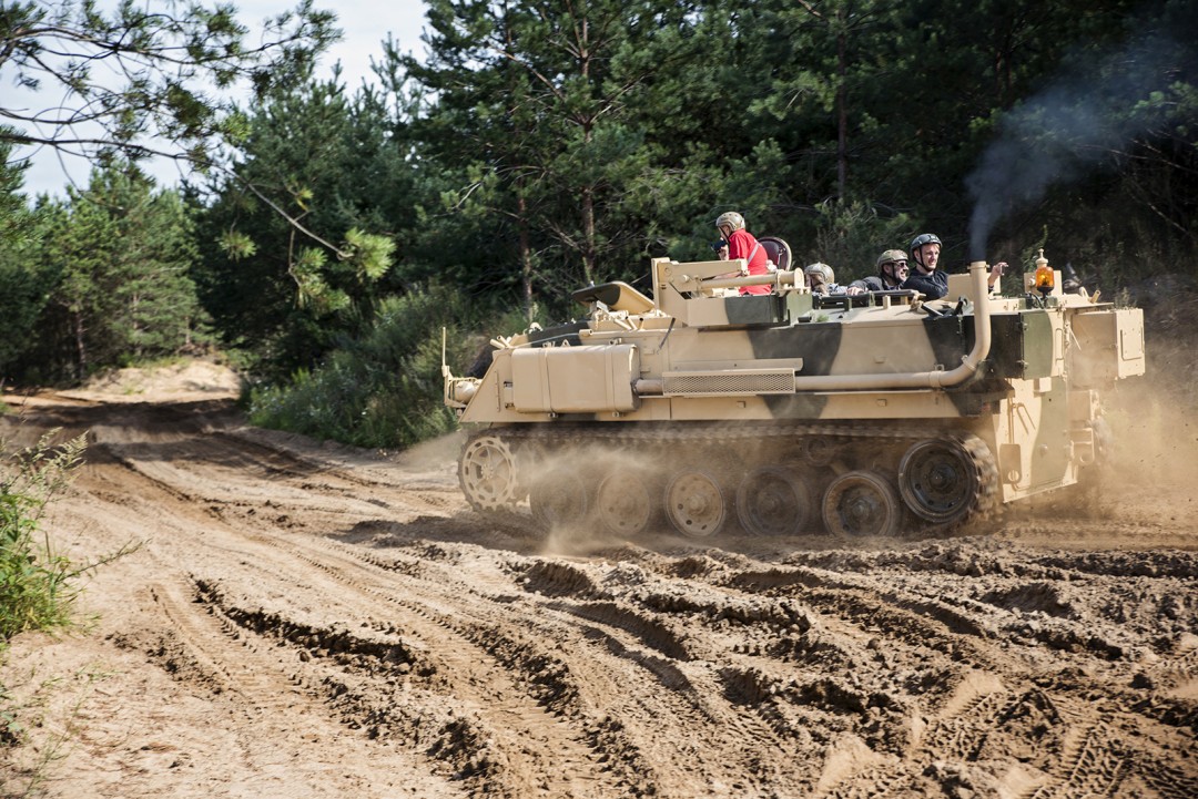 Vairuok šarvuotį FV432, Humvee M998, Chevrolet M1008