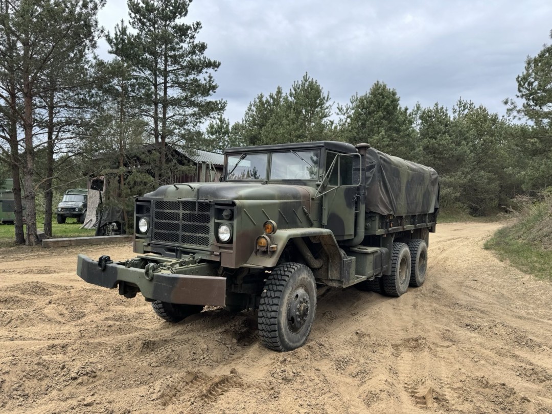 Vairuok JAV kariuomenės sukvežimį AM General M925